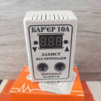 Реле напряжения (барьер) цифровой 10А в розетку  Redline 